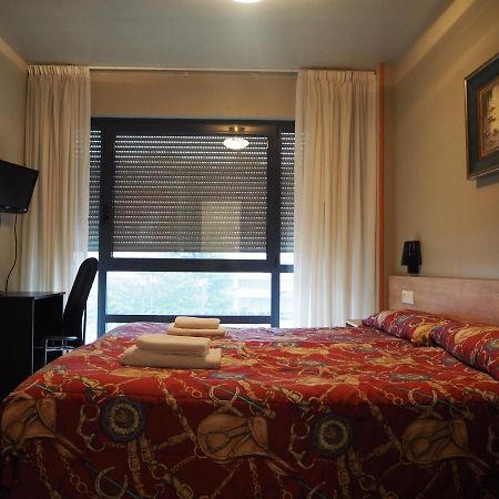 Hostal Acella Памплона Экстерьер фото A room at the hotel