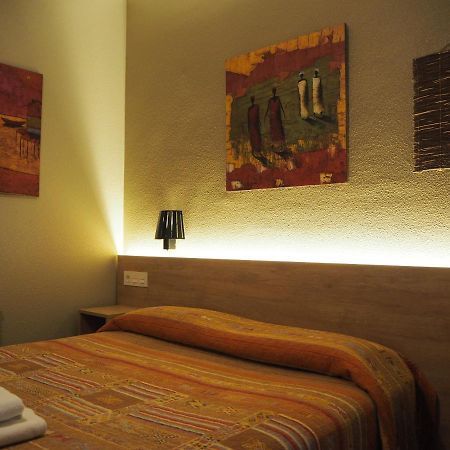 Hostal Acella Памплона Экстерьер фото A room at the hotel
