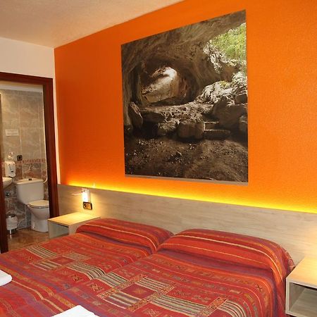Hostal Acella Памплона Экстерьер фото A room at the hotel