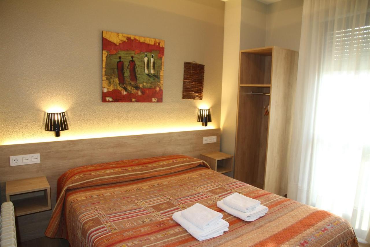Hostal Acella Памплона Экстерьер фото A room at the hotel