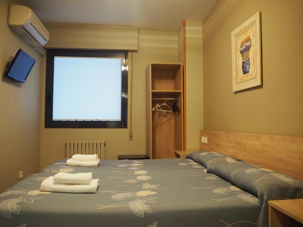 Hostal Acella Памплона Экстерьер фото A room at the hotel