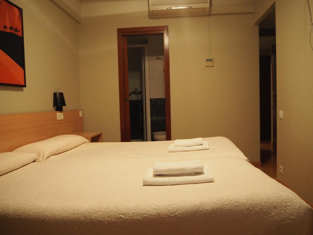 Hostal Acella Памплона Экстерьер фото A room at the hotel