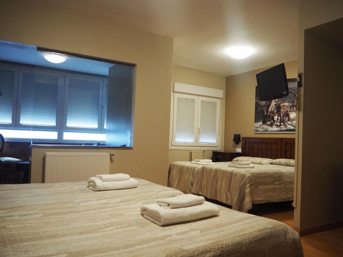 Hostal Acella Памплона Экстерьер фото A room at the hotel