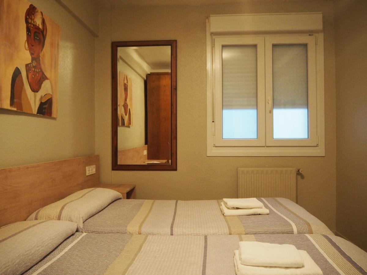 Hostal Acella Памплона Экстерьер фото A room at the hotel