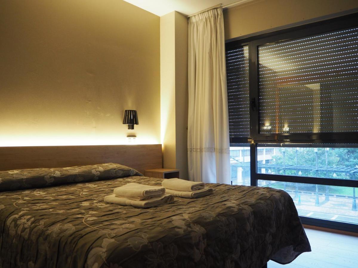 Hostal Acella Памплона Экстерьер фото A bedroom