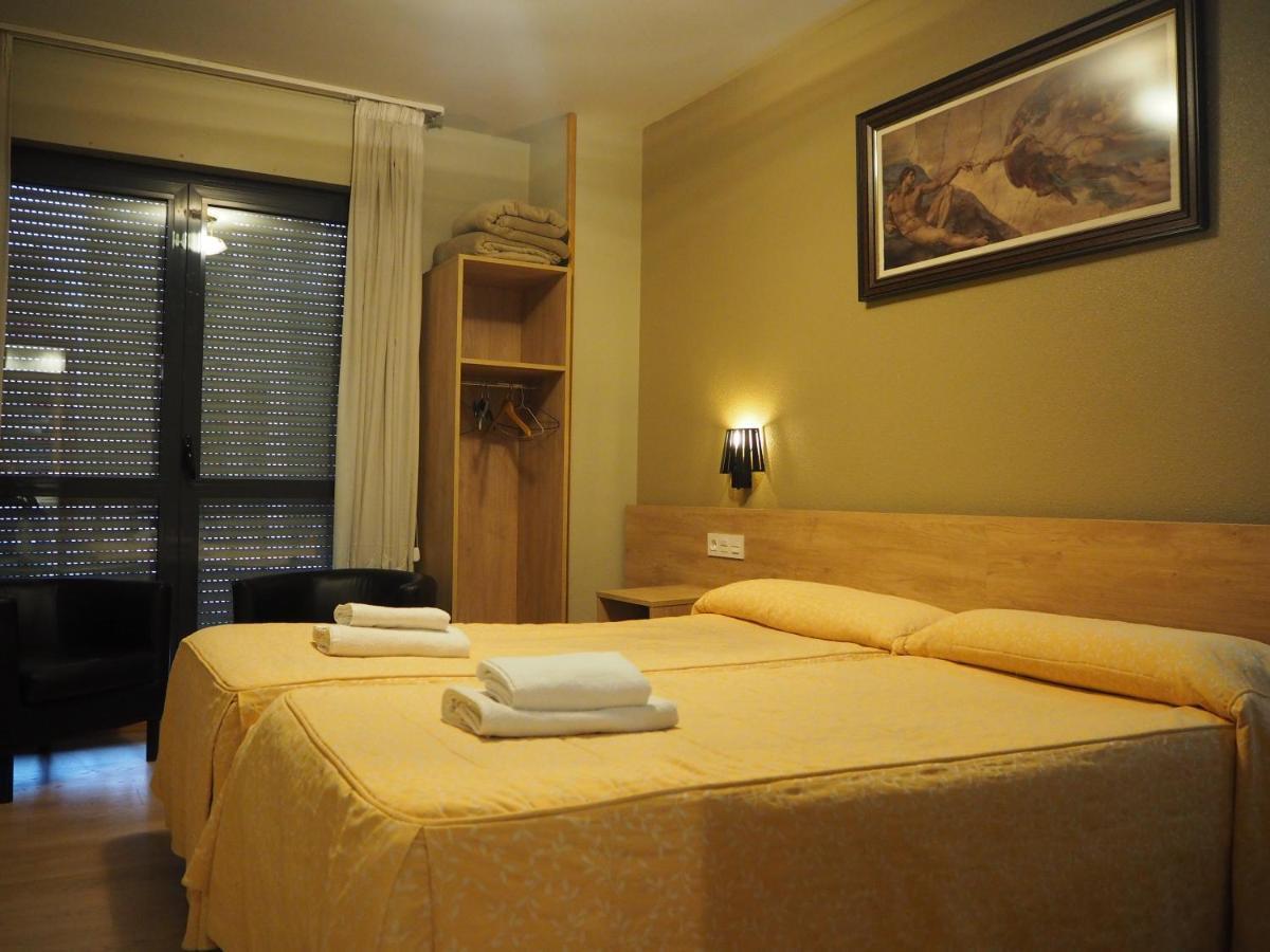 Hostal Acella Памплона Экстерьер фото A typical hotel room