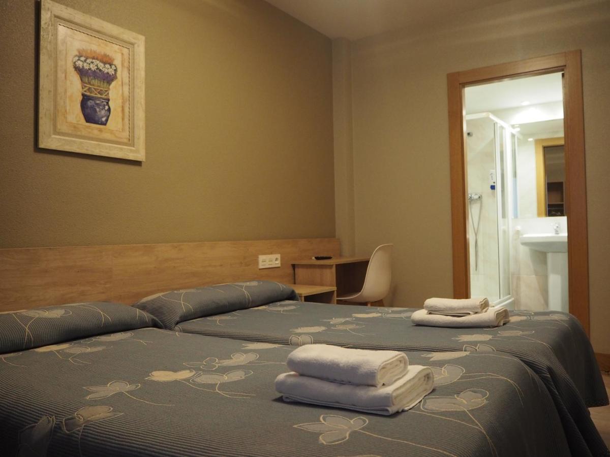 Hostal Acella Памплона Экстерьер фото A typical hotel room