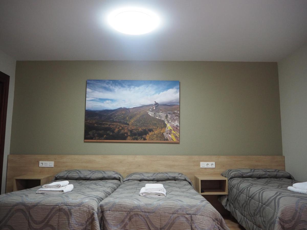 Hostal Acella Памплона Экстерьер фото A room at the hotel
