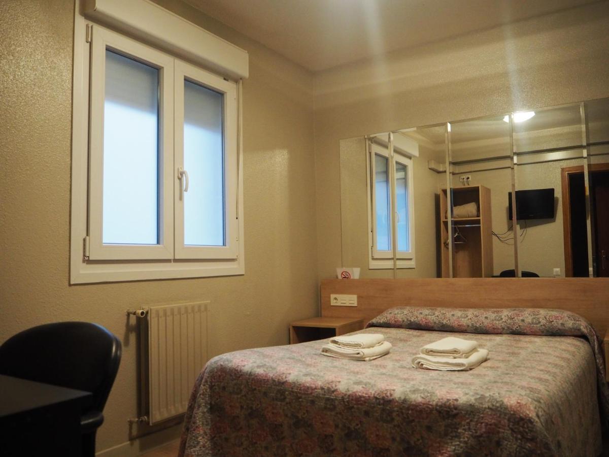 Hostal Acella Памплона Экстерьер фото