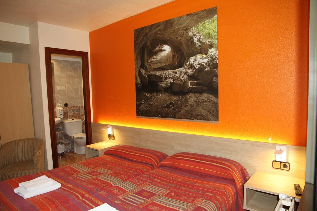 Hostal Acella Памплона Экстерьер фото A room at the hotel