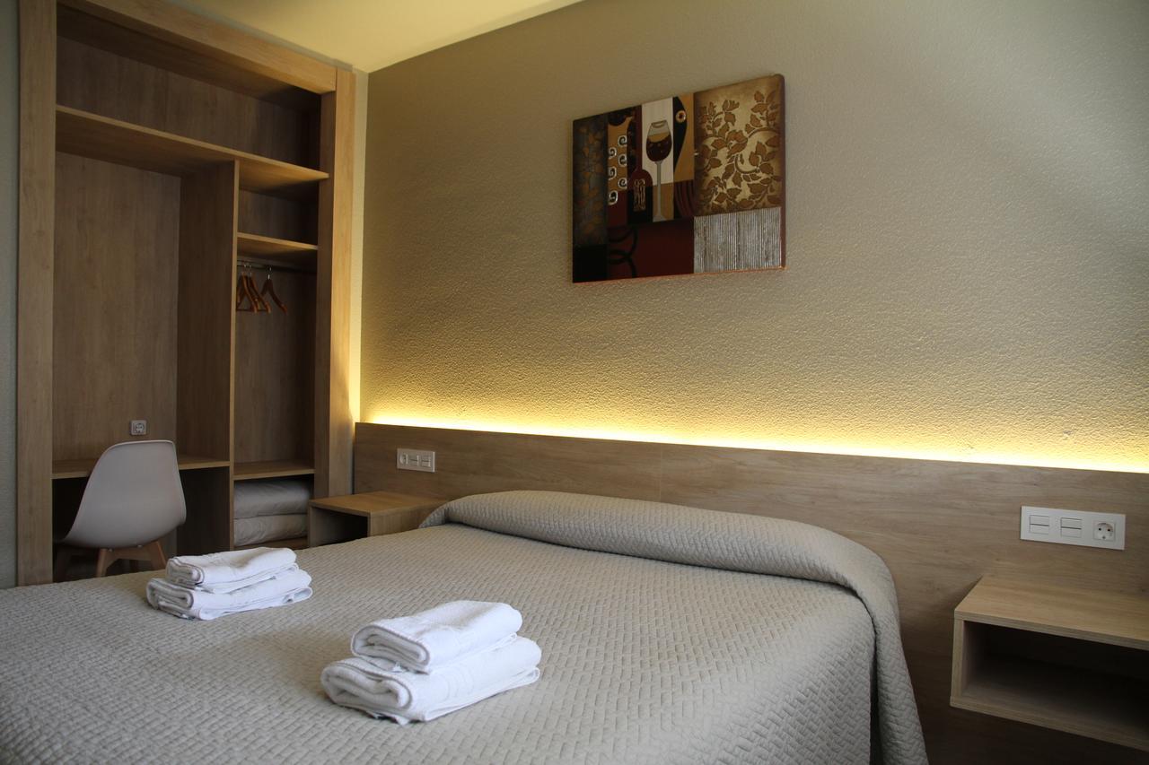 Hostal Acella Памплона Экстерьер фото A room at the hotel