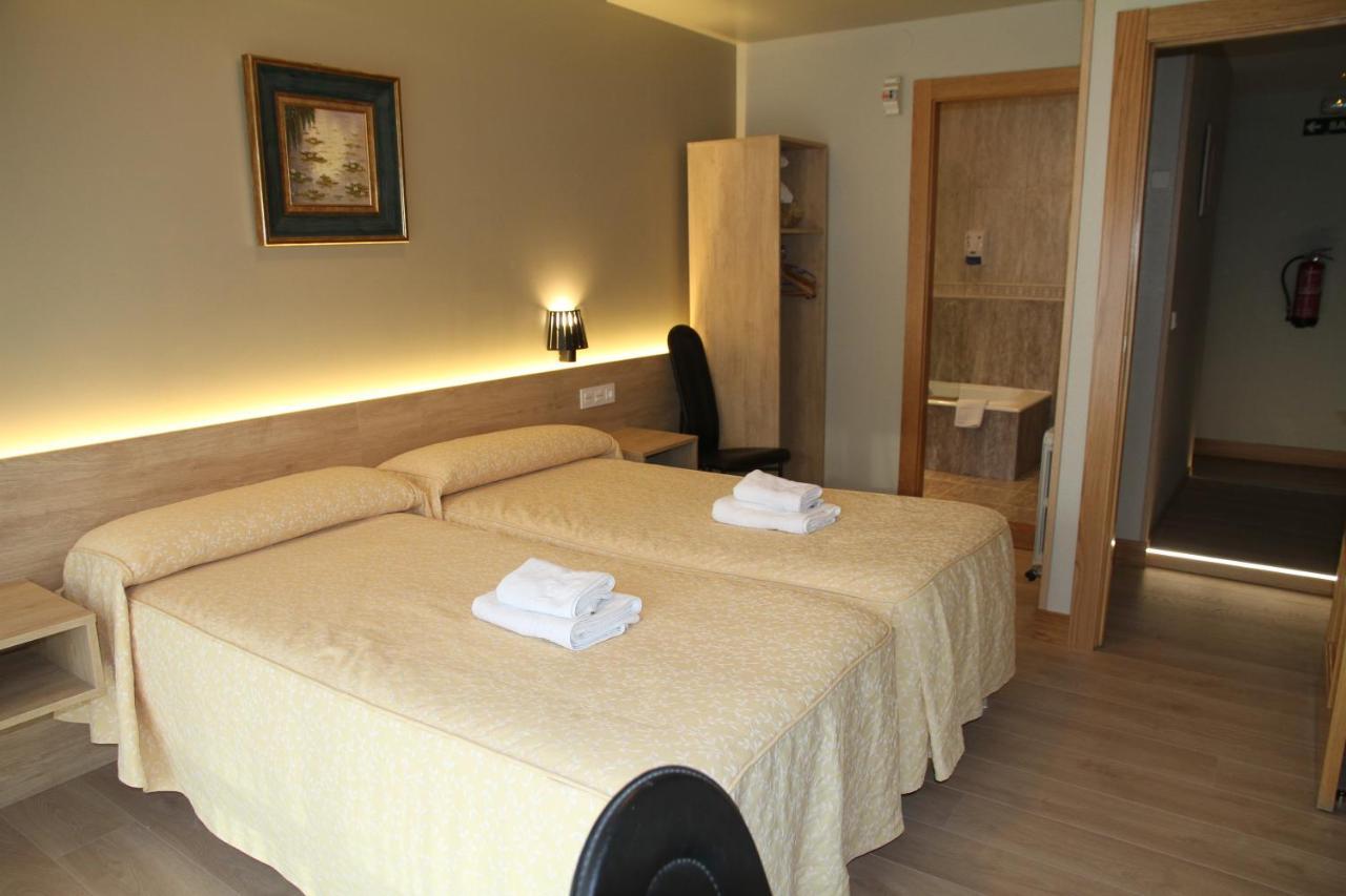 Hostal Acella Памплона Экстерьер фото A room at the hotel